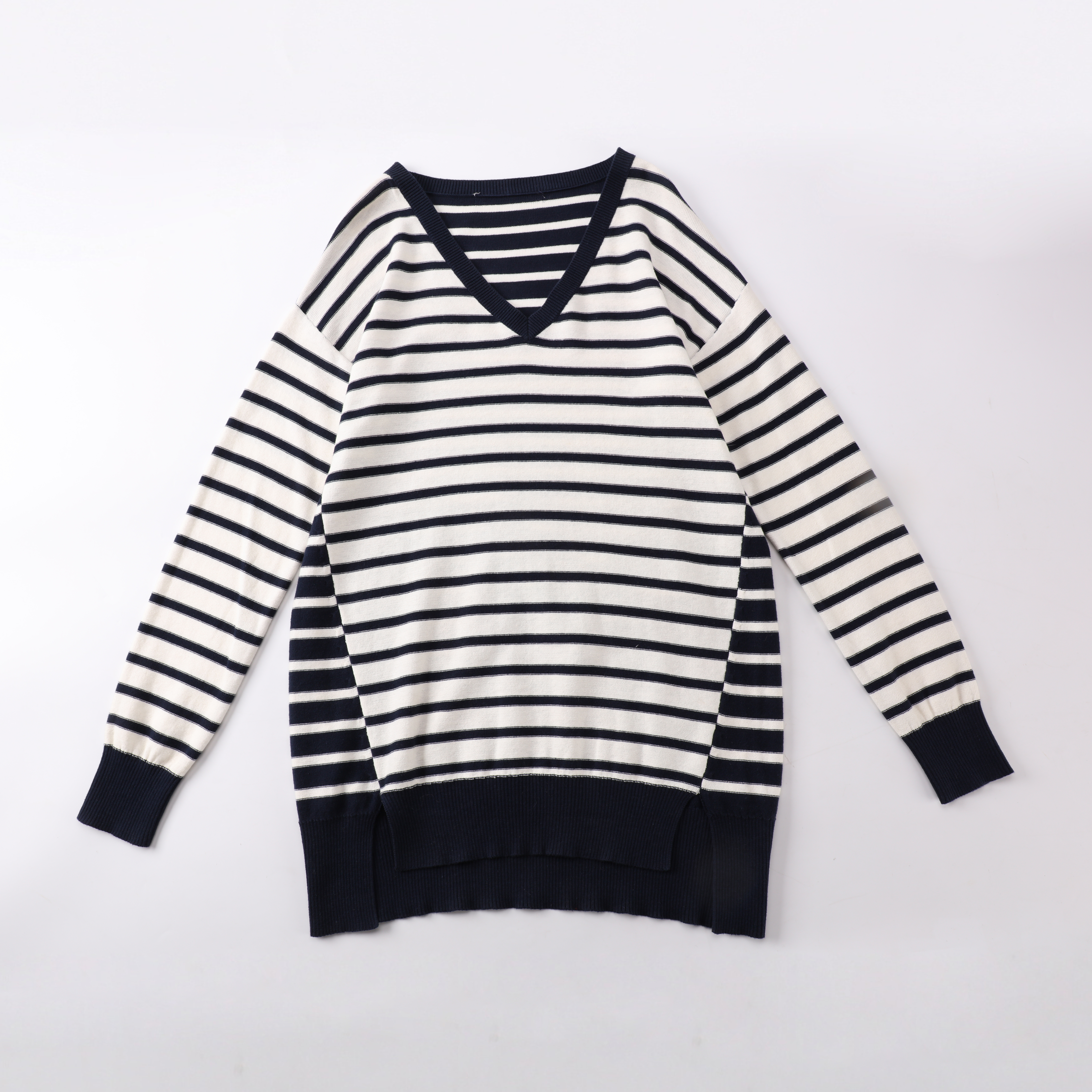 겨울 OEM 사용자 정의 스트라이프 긴 소매 v-넥 느슨한 여성 숙녀 풀오버 니트 스웨터