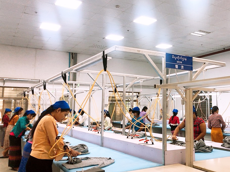 남자의 크리스마스 스웨터 스타일을 꾸미는 방법